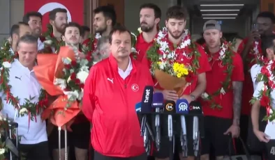 12 Dev Adam Milli Takımı Gururla Türkiye’ye Geri Döndü, Havalimanında Kalabalık Karşıladı