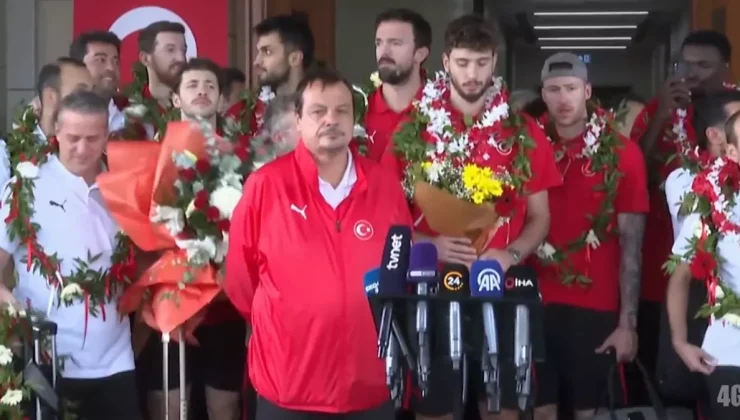 12 Dev Adam Milli Takımı Gururla Türkiye’ye Geri Döndü, Havalimanında Kalabalık Karşıladı